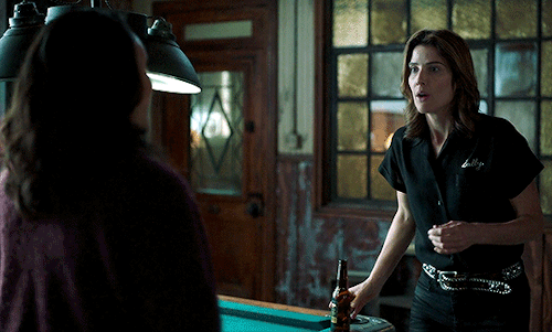 COBIE SMULDERS As Dex PariosStumptown | 1x16 All Quiet On The Dextern Front