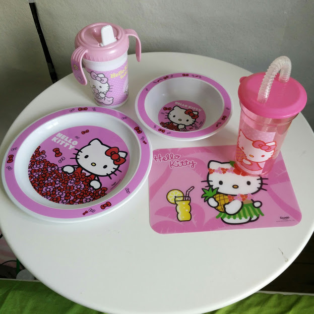 exudollie:  babypinkprincess:  superlittlesaurus:  Little space tableware stuff!