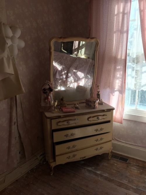 yesthisiskayla: A little pink bedroom that stole my heart