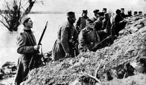 Serbian infantry defending Ada Ciganlija in Belgrade prior to October 1915 (Wikimedia Commons)