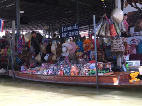Damnoen Saduak Floating Market ~ Ratchaburi, ThailandFloating markets are quite common through Tha