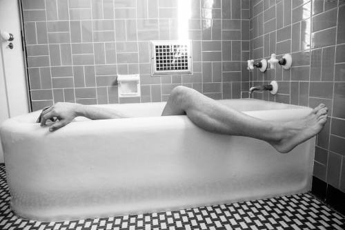 themeobsession: #2016memories include my playdate with a fellow artist, @lukeaustinphotosthe3rd, at his LA home. #tatetullier #artseries #losangeles #bathtub #themeobsession #blackandwhite #fineart #artist  (at Los Angeles, California)