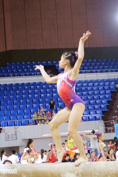 team-china:Meet Ou Yushan, a 2004 baby from Guangdong.Look at her lovely toepoint and extension &lt;