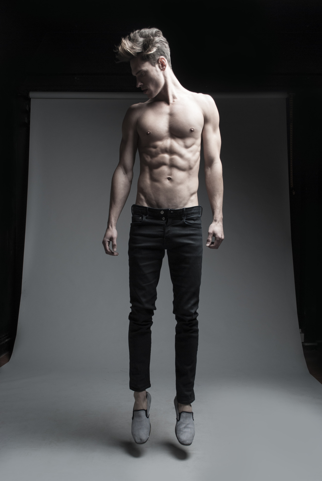 brokenlimits:  fotodesignchile:  PH: Roger Quintero  Make up: Melanie Tetzner http://melanietetzner.tumblr.com