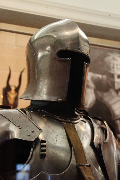 barbucomedie: Field Armour from Milan, Italy dated to the 15th Century on display in the Kelvingrove