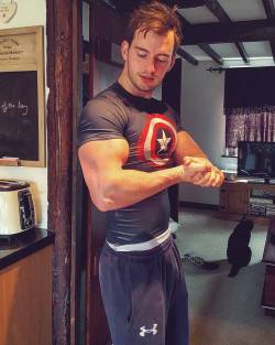 lycladuk:  Amazing biceps, perfectly complimented