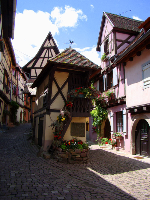 Picturesque streets of Eguisheim in Alsace, France (by cargus).