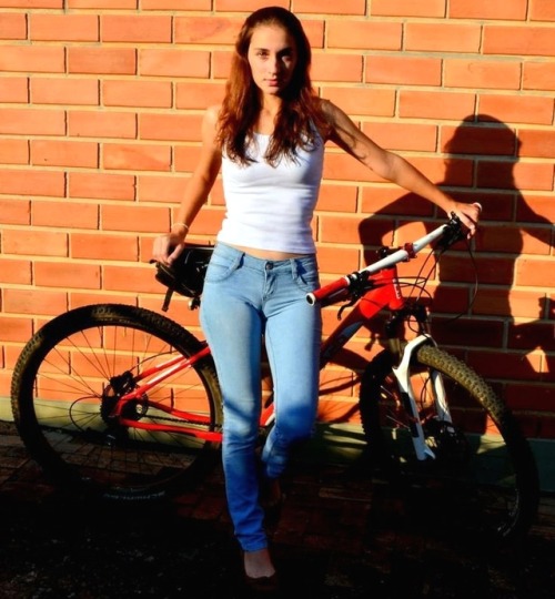 babes-on-bicycles:Babe on Bicycle