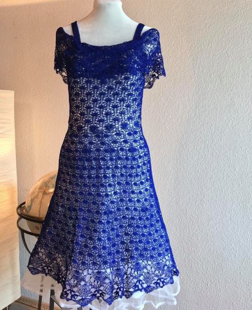 moiraecrochet:I adapted Lisa Naskrent’s pattern Shawl of The Moirae into this dress. This isn’t the 