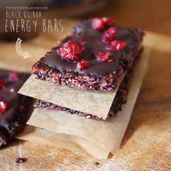 theveggieblackboard:   EASY HEALTHY VEGAN BLACK QUINOA, BERRY AND CHIA SEED ENERGY BAR TOPPED WITH CRANBERRIES AND DARK CHOCOLATE RECIPE &frac12; cup of quinoa 2 tbsp of chia seeds 1 cup of frozen berries 12 dates 1/3 cup dried cranberries 2 bits of dark