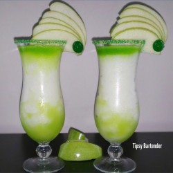 tipsybartender:  ▃▃▃▃▃▃▃▃▃▃▃▃▃▃▃▃▃▃▃▃▃▃▃▃       SOUR APPLE MELONADE  Green Layer:  ½ oz (15ml) Midori Melon Liqueur ½ oz. (15ml) Smirnoff Sour Green Apple White Layer:  1 Can Frozen Minute Maid Limeade