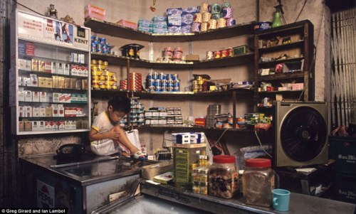 grossnational:
“Kowloon Walled City, China, c.1989
The Kowloon Walled City in Hong Kong was built gradually—building on top of building—over time. Without a single architect, the ungoverned and most densely populated district became a haven for...