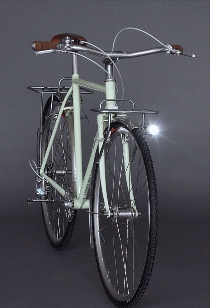 proliterate:  beautiful custom-built bicycle. clean with such great details. full gallery:www