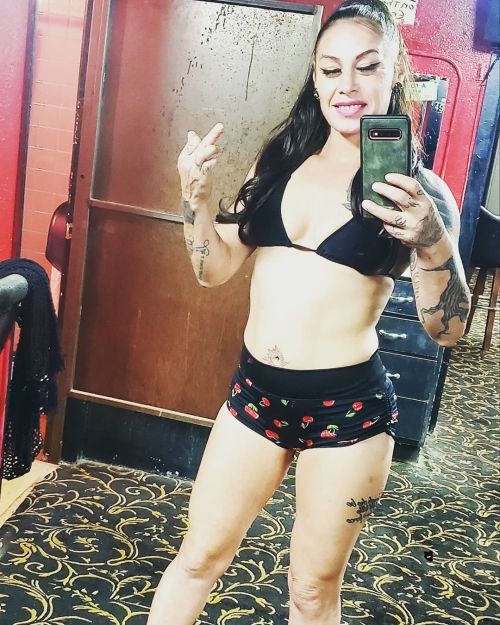 stripper-locker-room:  https://www.instagram.com/mariposa_traicionera1975/