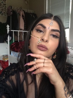 cantcolonizethispussy:  thickb-rbie:  bambooearring:parvxo:cantcolonizethispussy:  When u have to flex on all the Whitegirls wearing bad henna and bindis 1 time  this is the best thing on tumblr tbh  Worrrrrrk  I’ve always wanted a nose ring like that.