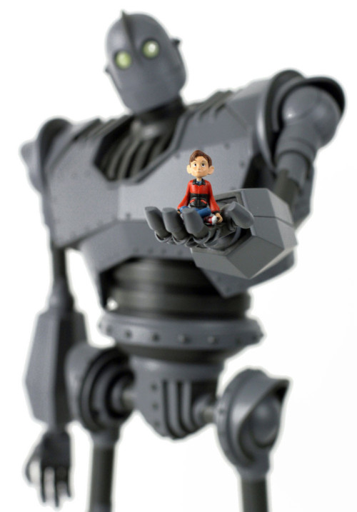 The Iron Giant Deluxe Figure by Mondo The Iron Giant Deluxe Figure is the most highly detailed Iron 