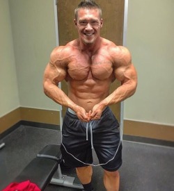 adultmusclebuilder:  Chest pump!