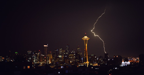 lensblr-network:Lighting in Seattle(And yes the Space Needle is really orange tonight, for some reas