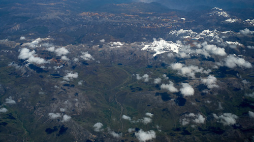 Aéreas2018Cordillera Central, Andes, PerúVista hacia el pico KuntursinqaGoogle Maps:ht