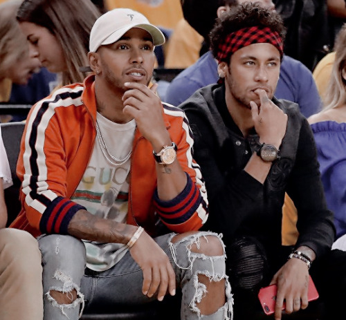 barcelonaesmuchomas: Neymar Jr. and Lewis Hamilton are seen at the game between the Golden State Warriors and the Cleveland Cavaliers during Game Two of the 2017 NBA Finals at Oracle Arena on June 4, 2017 in Oakland, California. 