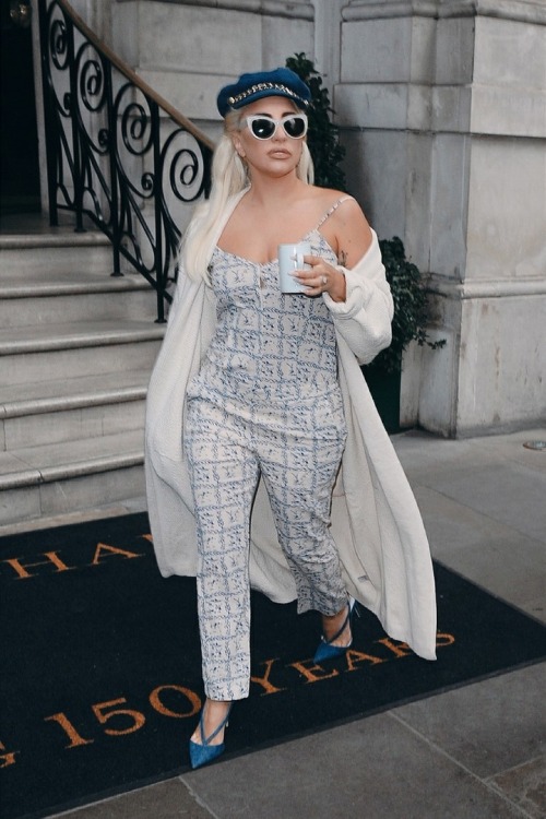  [PHOTO]— Lady Gaga leaving her hotel & arriving Yoga class in London, UK | June 8th, 2015. 