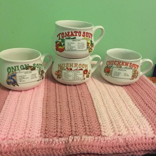 cats2019starringtaylorswift: thegolddig: Set of 4 vintage (1970’s) soup bowl-mugs. Each has a 