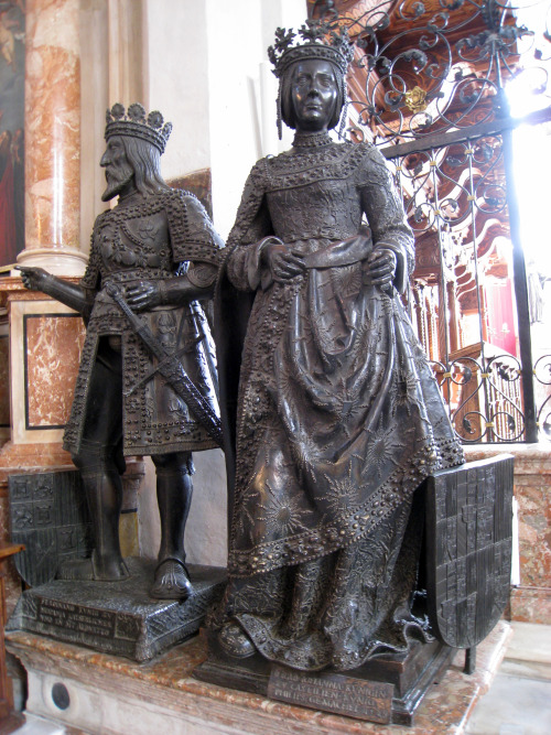 Innsbruck statues 1520s-30;Archduchess Margaret of Austria, 1522 and Bianca Maria Sforza, Holy Roman