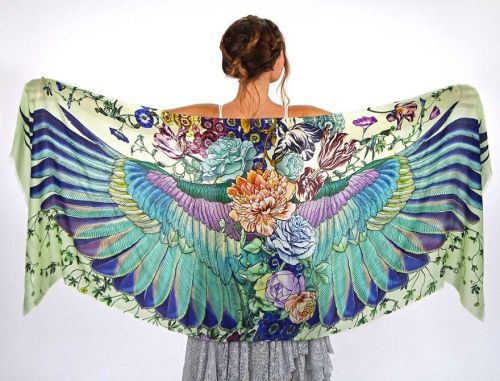 wnq-writers:culturenlifestyle:Stunning Hand Painted Scarves Mimic the Wings of BirdsMelbourne-based 