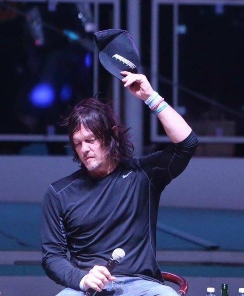 reedus-place:  Reeduslicious FB Hat hair