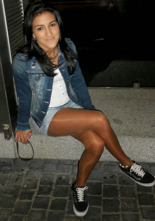 pantyhosemodels: Shiny tan pantyhose, van shoes, no socks