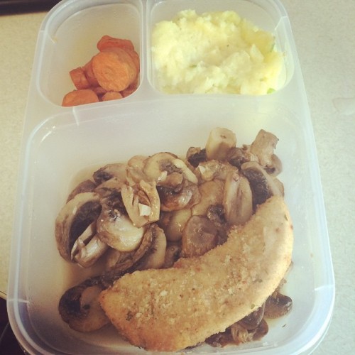 Cauli-mashed potatoes (3pp), roasted carrots (1pp), roasted mushrooms (2pp), chicken tender (1pp) = 
