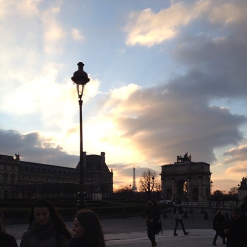 Sunset at Le Louvre. #paris #eiffeltower #arcdecarrousel