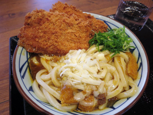 omame: 熊谷市銀座4丁目「丸亀製麺 熊谷店」のWカツカレーうどん(大盛り＋チーズ＋ご飯)