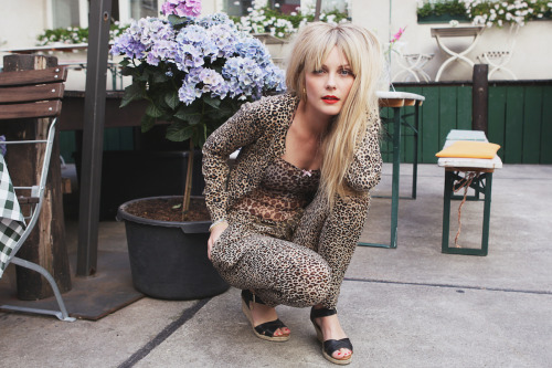 kimenbatcaveworld:  metfan4ever:  Mette lead singer for The Asteroids Galaxy Tour from Denmark  la amo tanto <3 