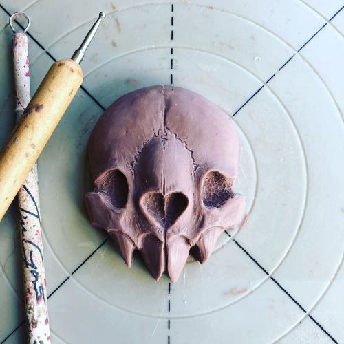 I’ve been working on some new skull brooches during stream, this little bat skull was last weeks pro