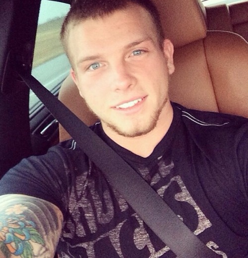 my-uncut-cock-caught-candid:  sjcollegeboi:  well, yes please! texasfratboy:  totally hot muscle stud with adorable smile!  and love those blue eyes!    I think I am in love!