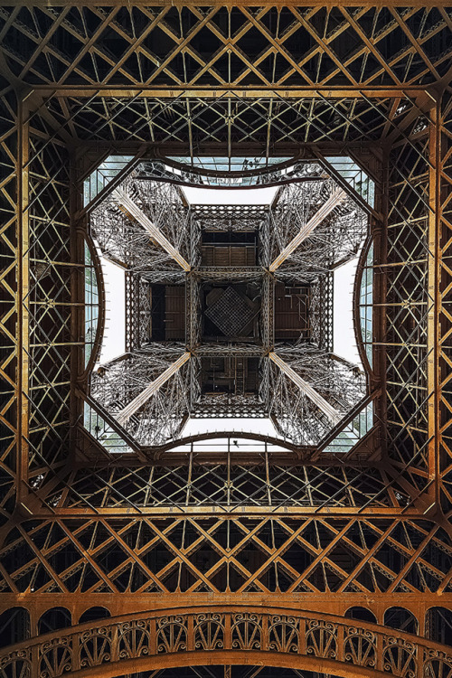 Look up | Eiffel Tower