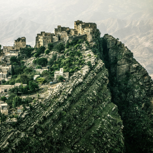 5centsapound:  Yumna Al-Arashi: The Hijab as Power: Explorations in Northern Yemen via lensculture: Al-Arashi, whose work typically revolves around women, nature, human rights, and feminism, has just produced a new series titled “Northern Yemen,”