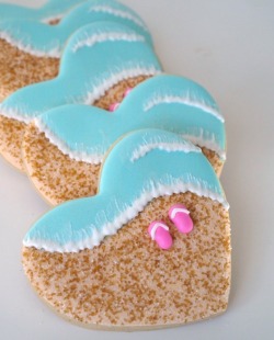 Thecakebar:  Summer Lovin’ Beachy Heart Cookies Tutorial {Click Link For Full