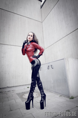 latexcrazy:  www.latexcrazy.com handmade in Germany FREE made to measure &amp; chlorination service plus sizes available Radical Rubber, 4D Supatex &amp; handmade rubber in more than 300 colors model Miss Wunderland, pic Jules from fetish-fotos 