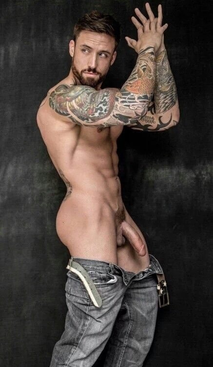 thegaydrawer:  Per notarti non servivano i pantaloni abbassati. O i tatooes
