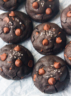 cake-stuff:  Salted Caramel Chocolate Chip Cookies More cake &amp; cookie &amp; baking inspiration: http://ift.tt/1404eu8