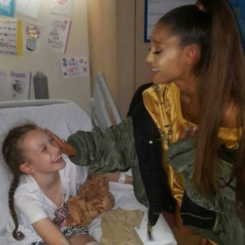 saylortwift13: Ariana visiting fans in hospital today ❤