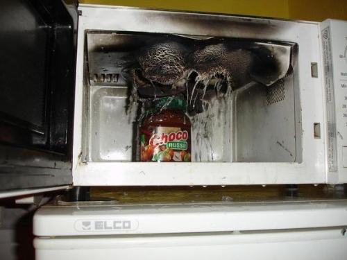 pleatedjeans:21 People Who Have No Idea What They’re Doing in the Kitchen