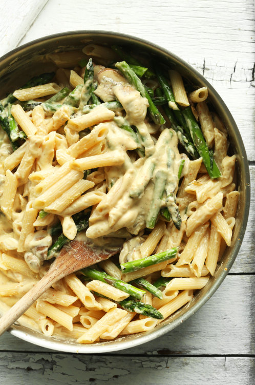 vegan-yums:Creamy mushroom asparagus pasta / Recipe