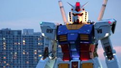itstimeent:  gaksdesigns:  Giant 60-Foot ‘Mobile Suit Gundam&rsquo; Statue Presides Over DiverCity Tokyo Plaza. The assembly process.   #Ur8Di8 @moatlist @ItsTimeEnt @unsignedr8di8