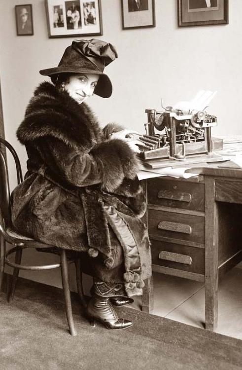 Italian coloratura sopranoGalli Curci in fur coat working on an old typewriter, ca. 1920