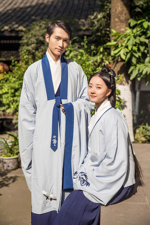 Traditional Chinese Hanfu in the style of the Ming Dynasty, from 重回汉唐. He is wearing a light blue Da