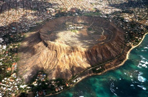 Le'Ahi, Oahu, Hawaii.Diamond head state monument, near Waikiki beach and Honolulu, is one of the arc