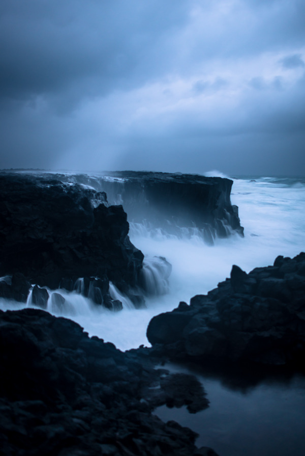 dotcore:  Crashing Waves.by Jan Erik Waider. 